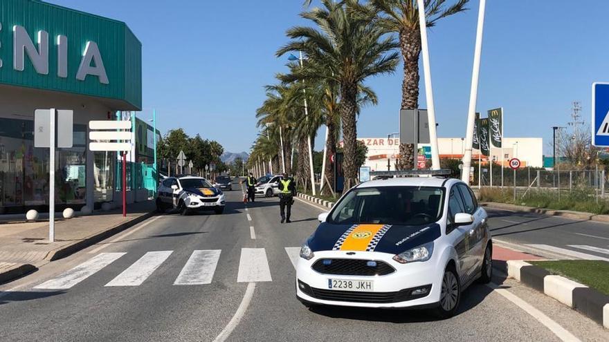 Pillan en Dénia a dos vecinos tomando el sol en la playa y a un ciclista que iba a bañarse al mar