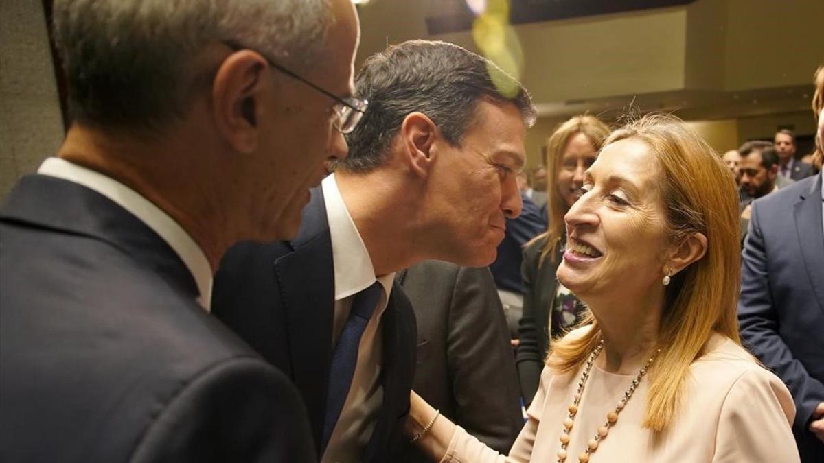 Pedro Sánchez saluda a Ana Pastor, el pasado 4 de junio en Madrid.