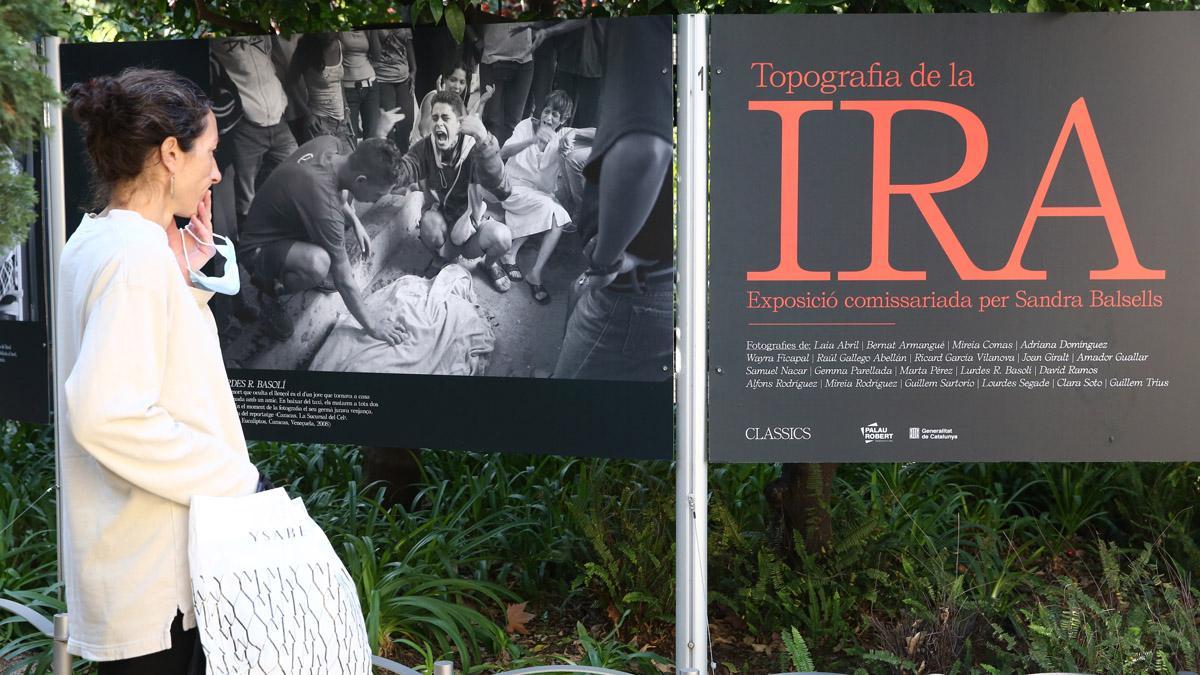 Exposición ’Topografía de la ira’ llena de imágenes los Jardines del Palau Robert 