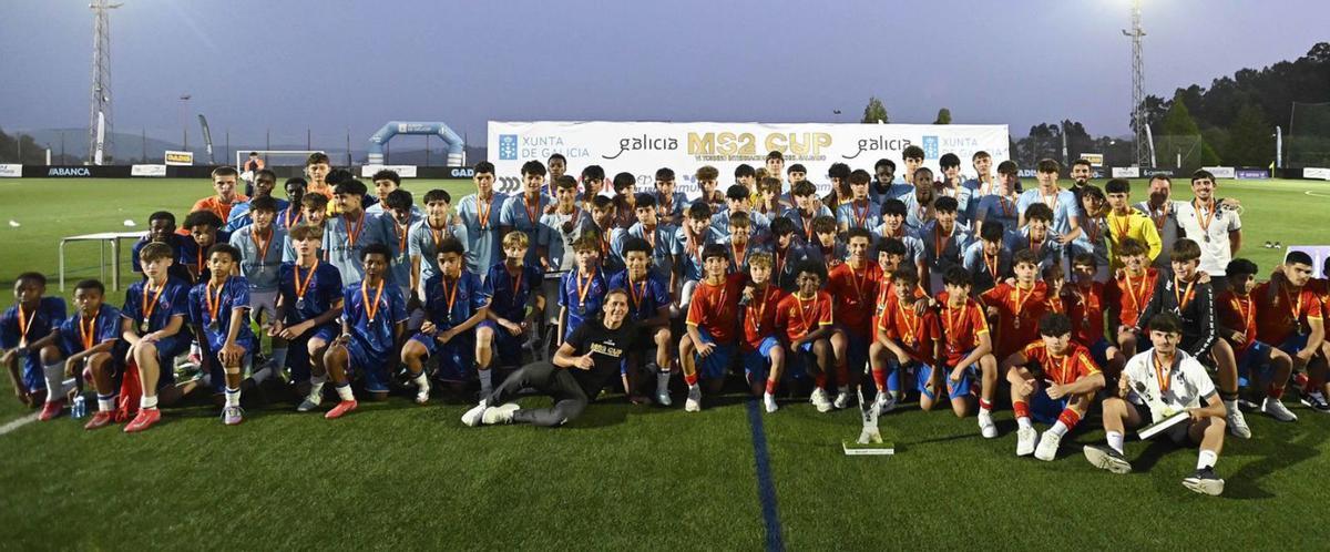 Los equipos, tras la entrega de trofeos en A Madroa. |  Pablo H. Gamarra