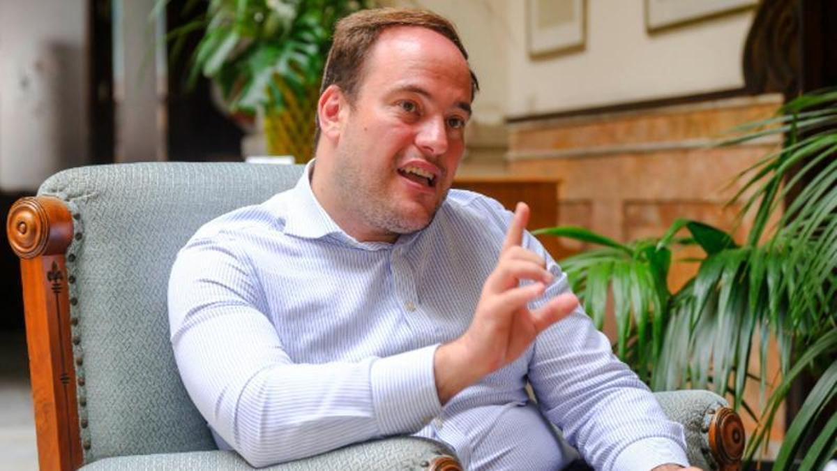 Javier Santacruz, durante la entrevista, celebrada en el Gabinete Literario de la capital grancanaria.