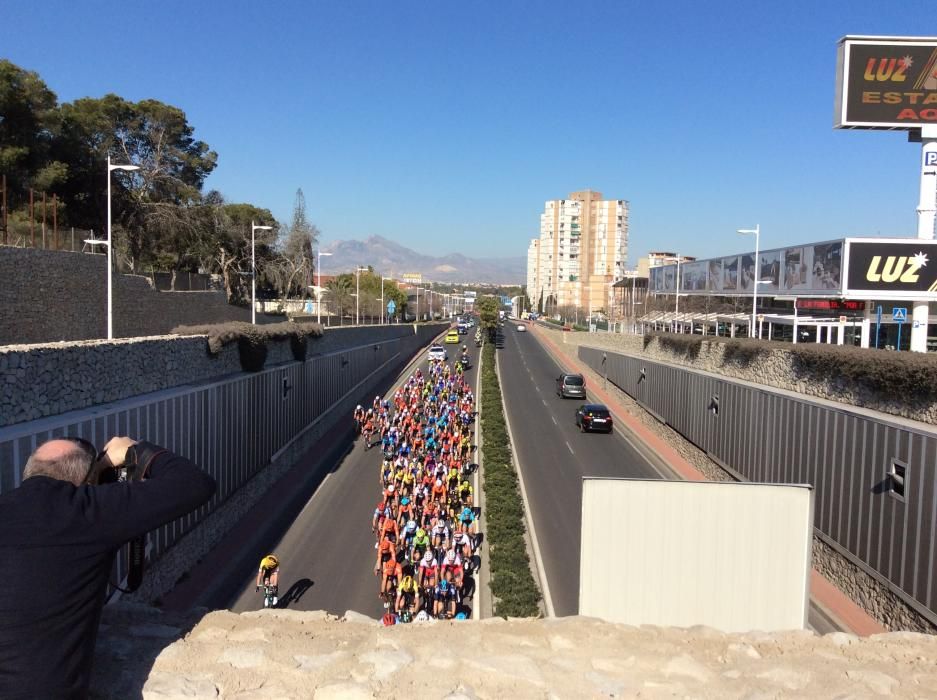 El pelotón ha recorrido las calles del centro de la ciudad