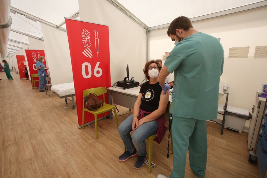 Vacunación de los últimos profesores de la provincia para recibir la primera dosis en el Hospital de Campaña de Alicante