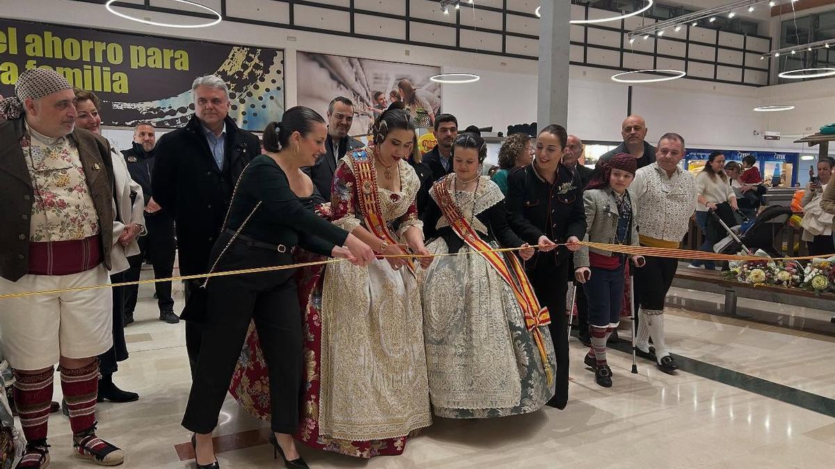 Las falleras mayores de Carcaixent inauguran la Exposición del Ninot.