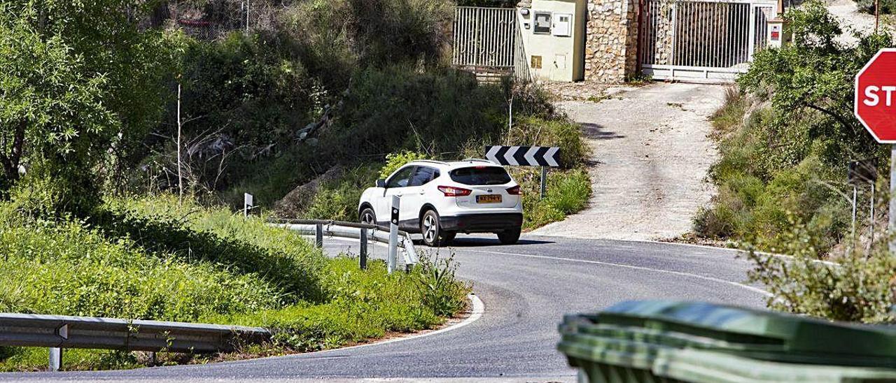 Un automóvil, ayer al mediodía, circulando por uno de los accesos a la zona de Bixquert.