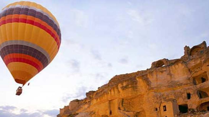 Imagen de un globo sobrevolando Capadocia.