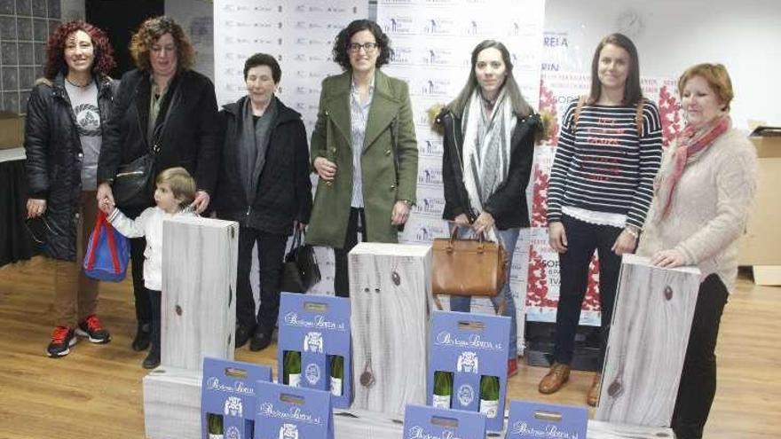 Los ganadores recogen los premios en &quot;Estrela de Marín&quot;. // S.A.