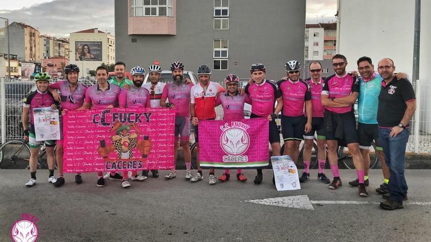 El Club Ciclista Fucky dona 834 euros al refugio de animales San Jorge de Cáceres