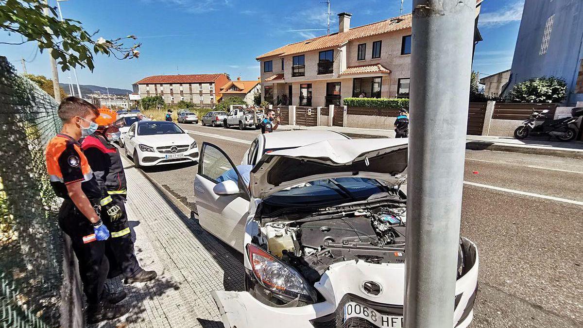 El lugar del accidente, con el coche que impactó contra la farola en la PO-315.