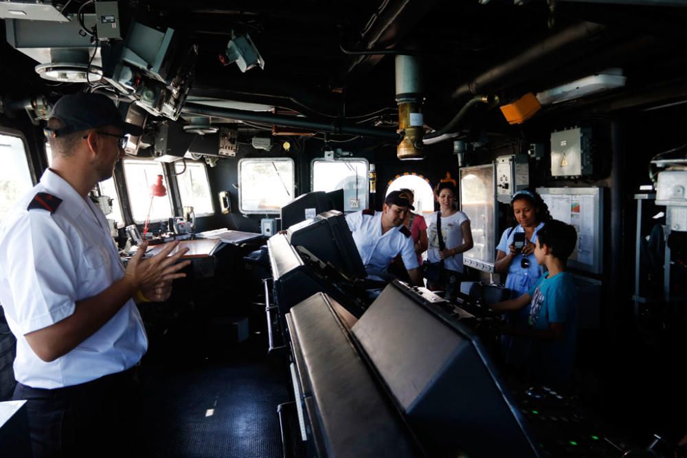 El buque de la Armada 'Infanta Cristina' abre sus puertas al público durante los dos días que estará atracado en el muelle dos del Puerto de Málaga.