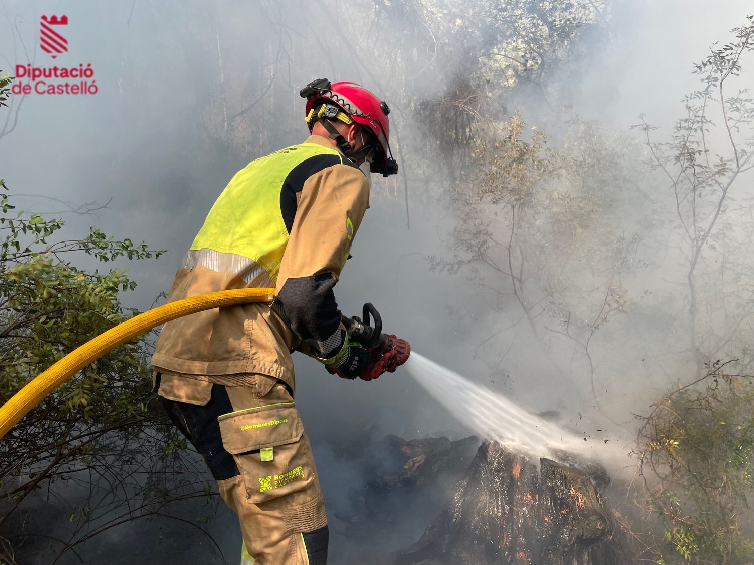 Lucha contra el incendio en el pantano de Sitjar, en Onda