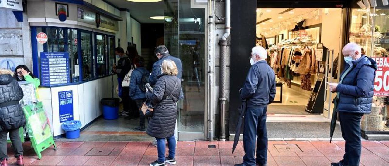 Los pontevedreses apuran los últimos días para hacerse con un billete para la Lotería del Niño. Ayer había colas en alguna de las administraciones.