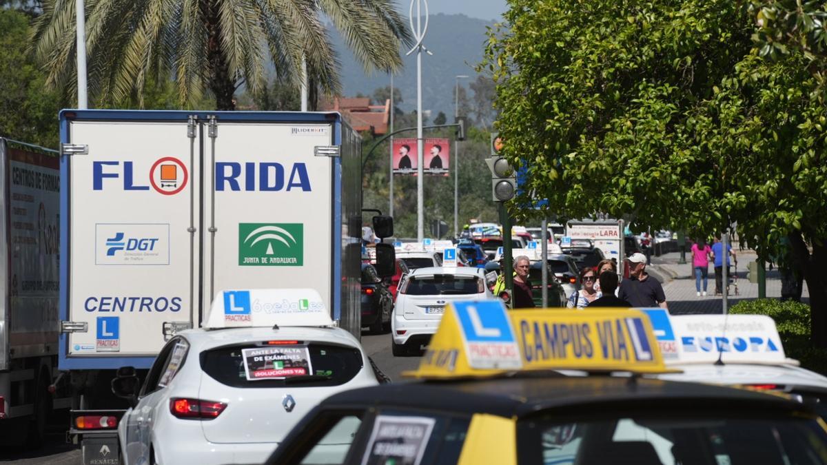Varios vehículos de distintas autoescuelas en Córdoba.
