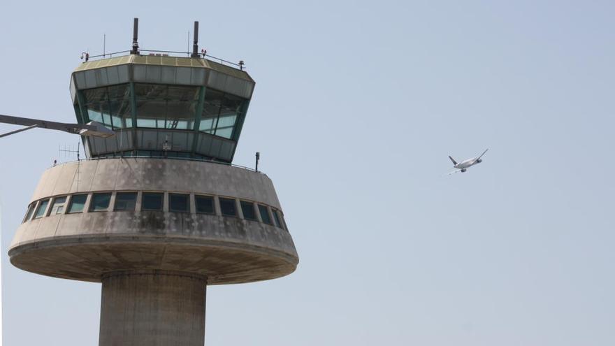 Vista general d&#039;un avió enlairant-se de la Terminal 1 de l&#039;Aeroport de Barcelona-El Prat