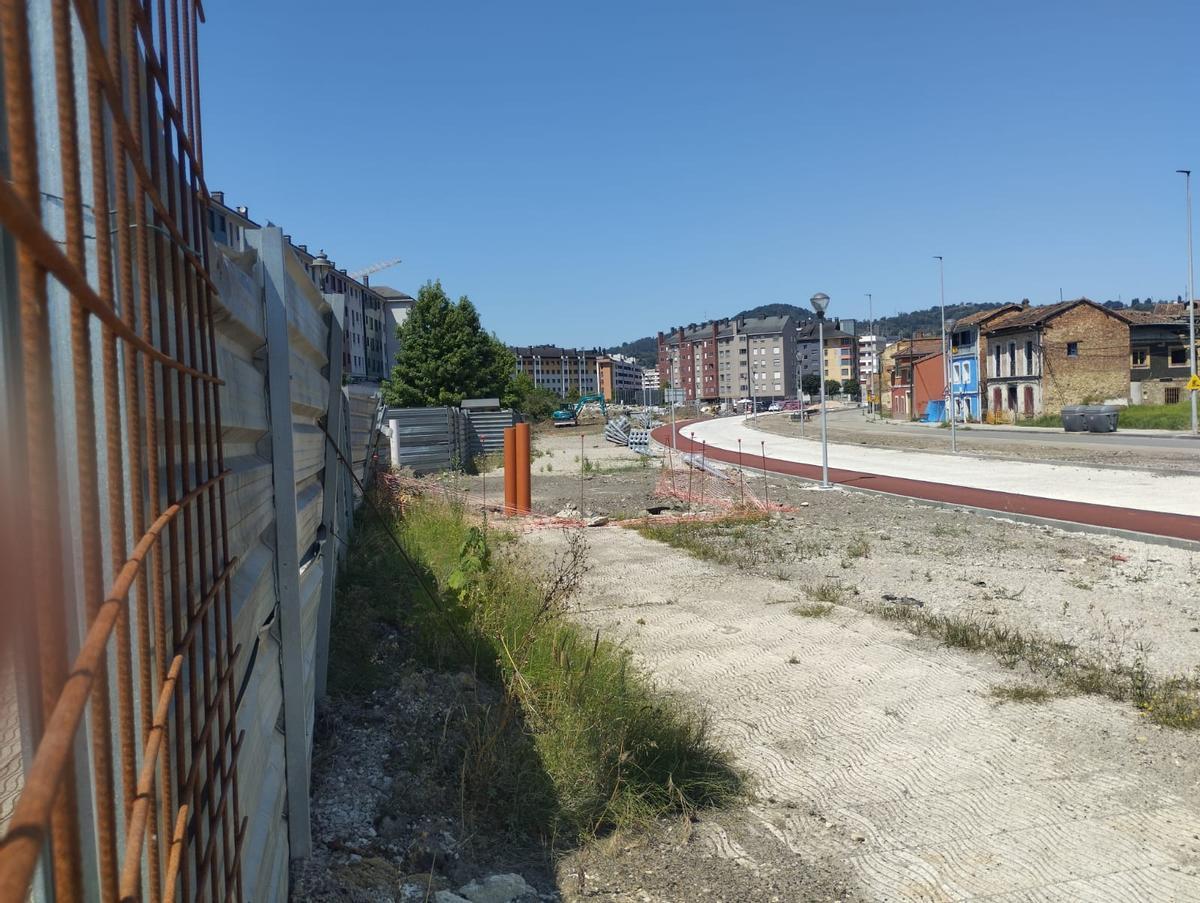 La parcela del futuro parque a la izquierda, con el paseo y el carril bici de la urbanización del plan de vías a la derecha.