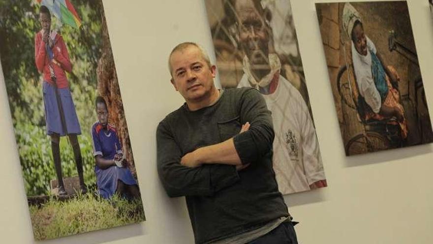 Fernando Cambeiro, junto a algunas de sus fotografías. // J. Lores