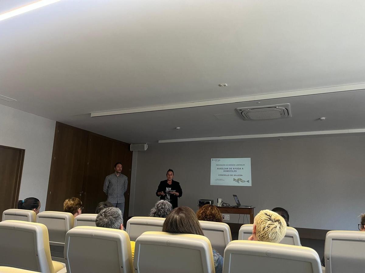 Una charla sobre autocuidados para auxiliares del SAF de Silleda.
