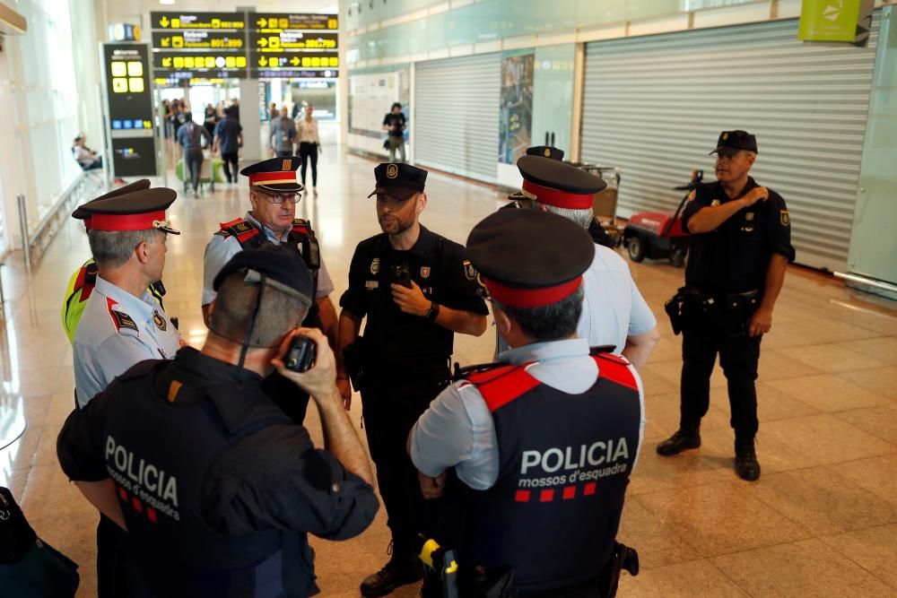 Els manifestants arribant a l''aeoport del Prat