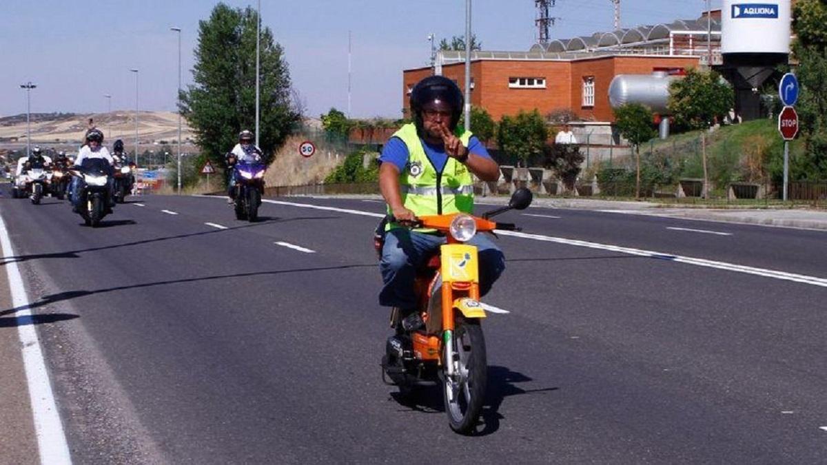 Vuelta a España en Vespino en 2014 a su paso por Zamora.