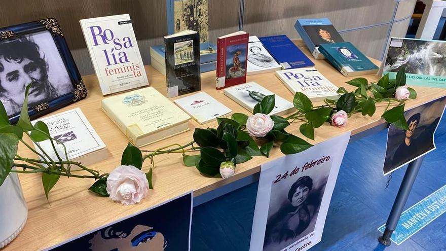 Exposición de libros de Rosalía de Castro en la biblioteca