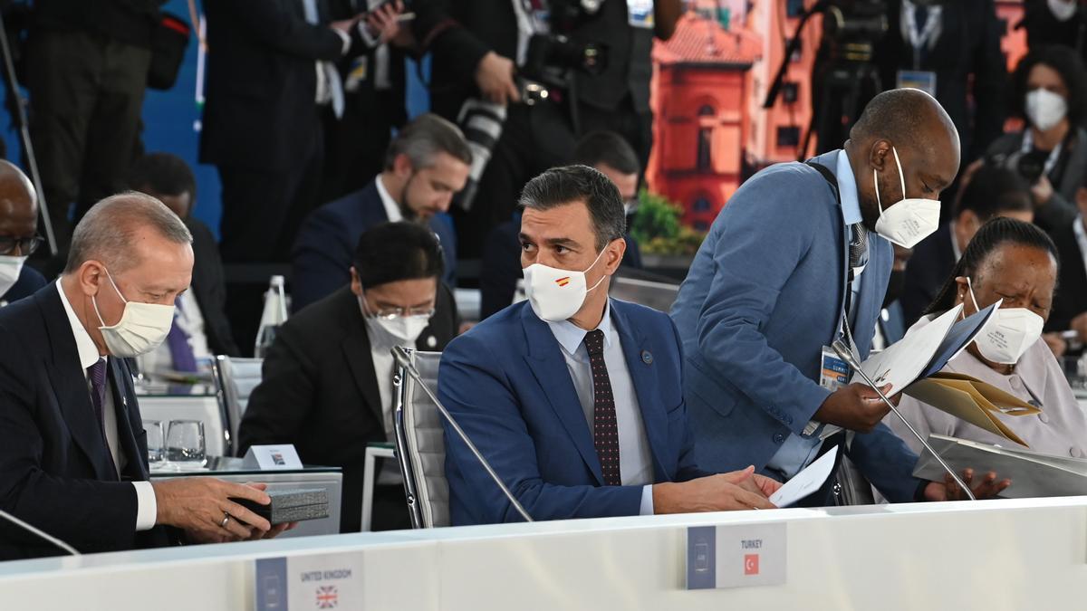 El presidente Pedro Sánchez, en un momento de la cumbre del G-20, junto con al presidente de Turquía, Recep Erdogan.