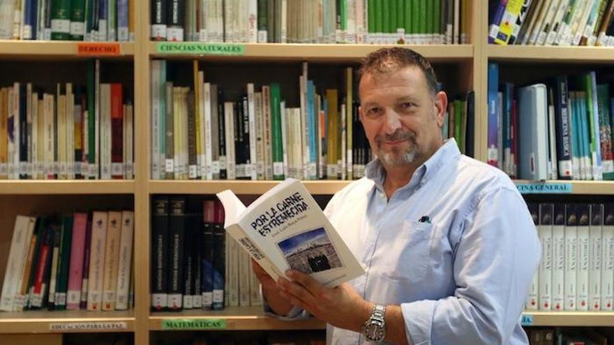 El profesor José Luis Raya, ayer, con su última novela, en la biblioteca Salvador Gil del Instituto Santa Bárbara.
