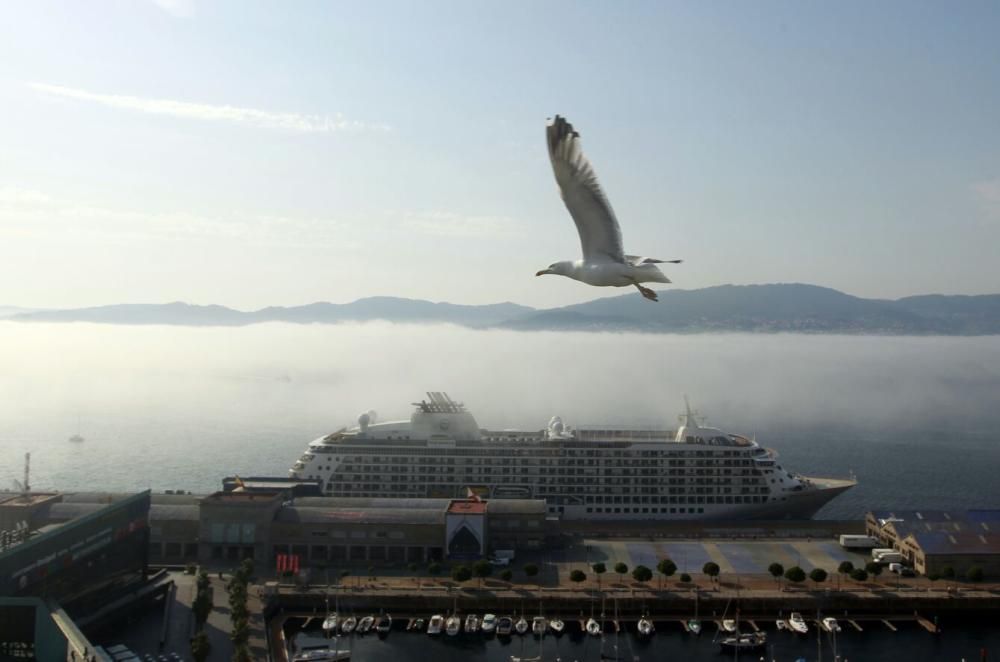 La niebla "invade" la ría // M.Canosa