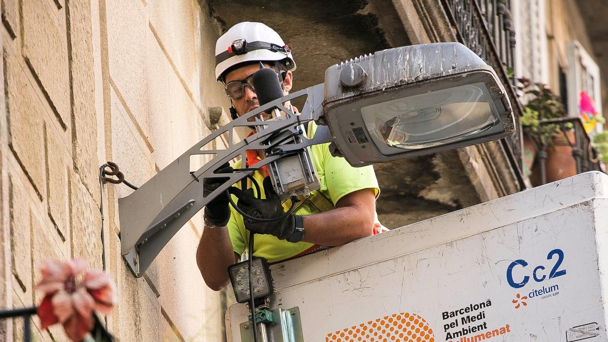 Montaje de un sonómetro instalado ayer en la calle de Joaquin Costa