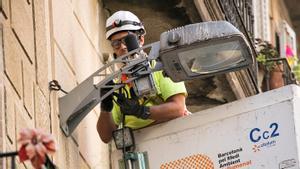 Montaje de un sonómetro instalado en la calle de Joaquin Costa en junio.