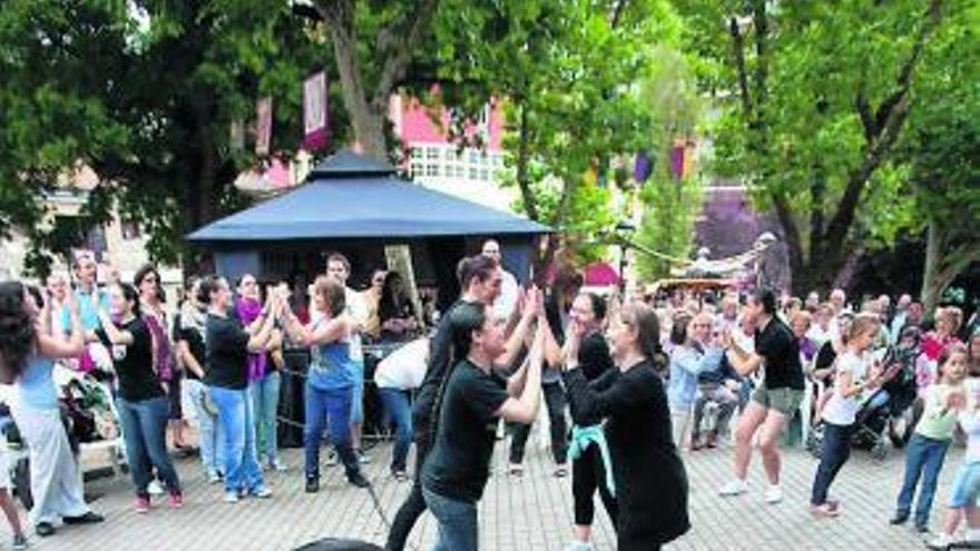 El grupo gallego «Tequexetéldere», impartiendo un taller de baile.