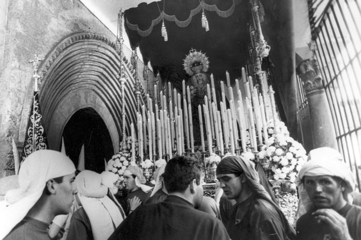 La Virgen de Gracia y Amparo, en una imagen de los años 90 del siglo pasado.