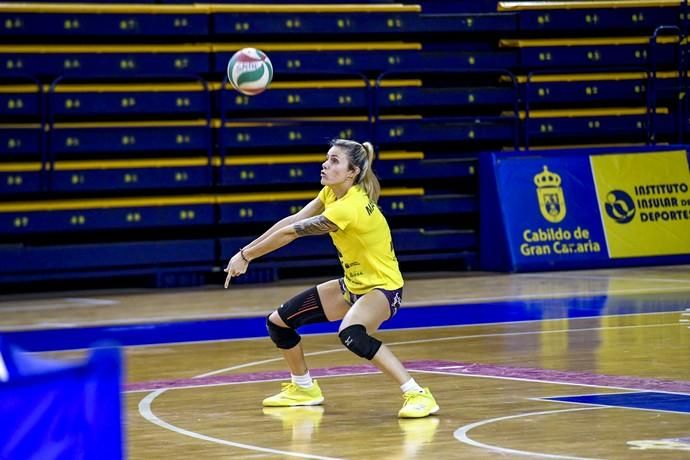 25-02-20 DEPORTES. CENTRO INSULAR DE LOS DEPORTES. LAS PALMAS DE GRAN CANARIA. Entrenamiento y foto de grupo del equipo femenino de volleyball IBSA 7 Palmas.    Fotos: Juan Castro.  | 25/02/2020 | Fotógrafo: Juan Carlos Castro