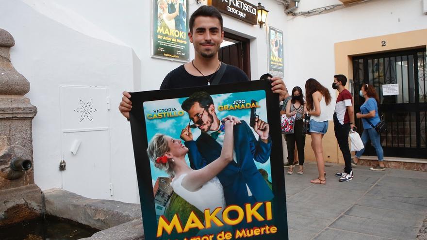 El director de la película, con el cartel en la puerta del Cine Fuenseca.