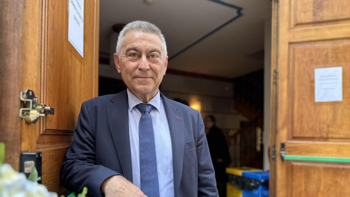 Jésus Llorente Pendás, en la puerta principal del tatro Conde Toreno de Cangas del Narcea.