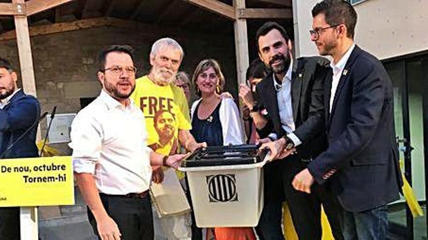 Dirigents del partit amb una urna com a record de l&#039;1-O, ahir a Fonollosa