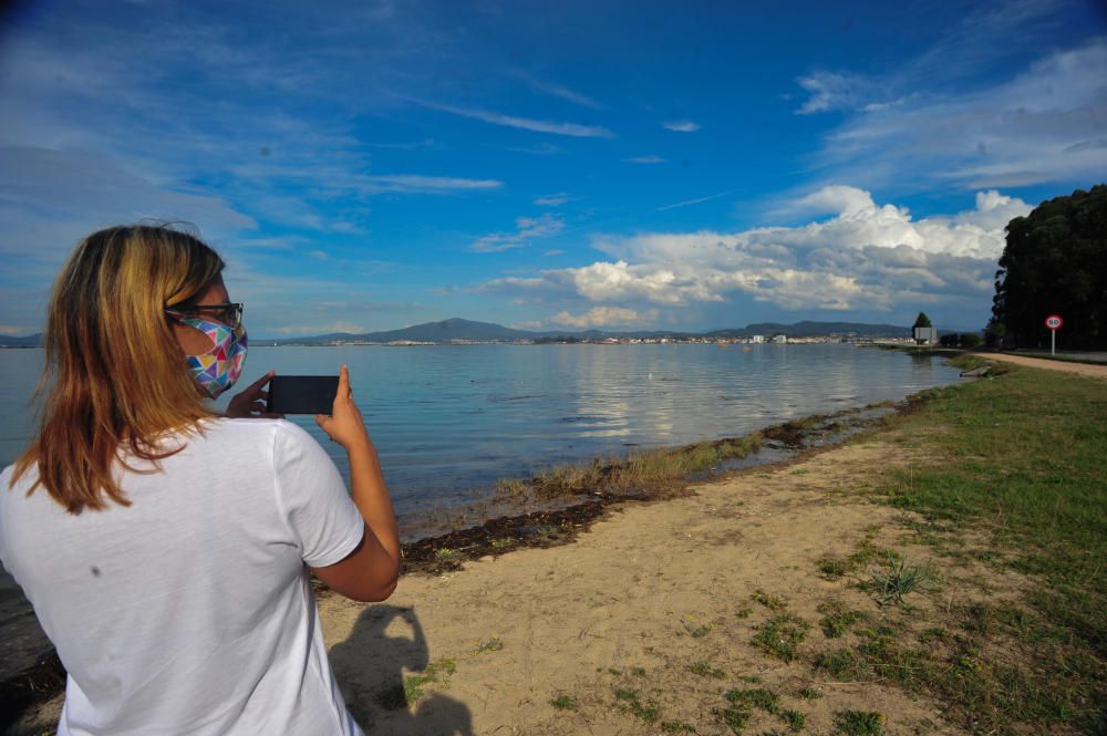 El Concello recoge imágenes de la pleamar más alta del año inundando espacios como O Cantiño y O Bao.