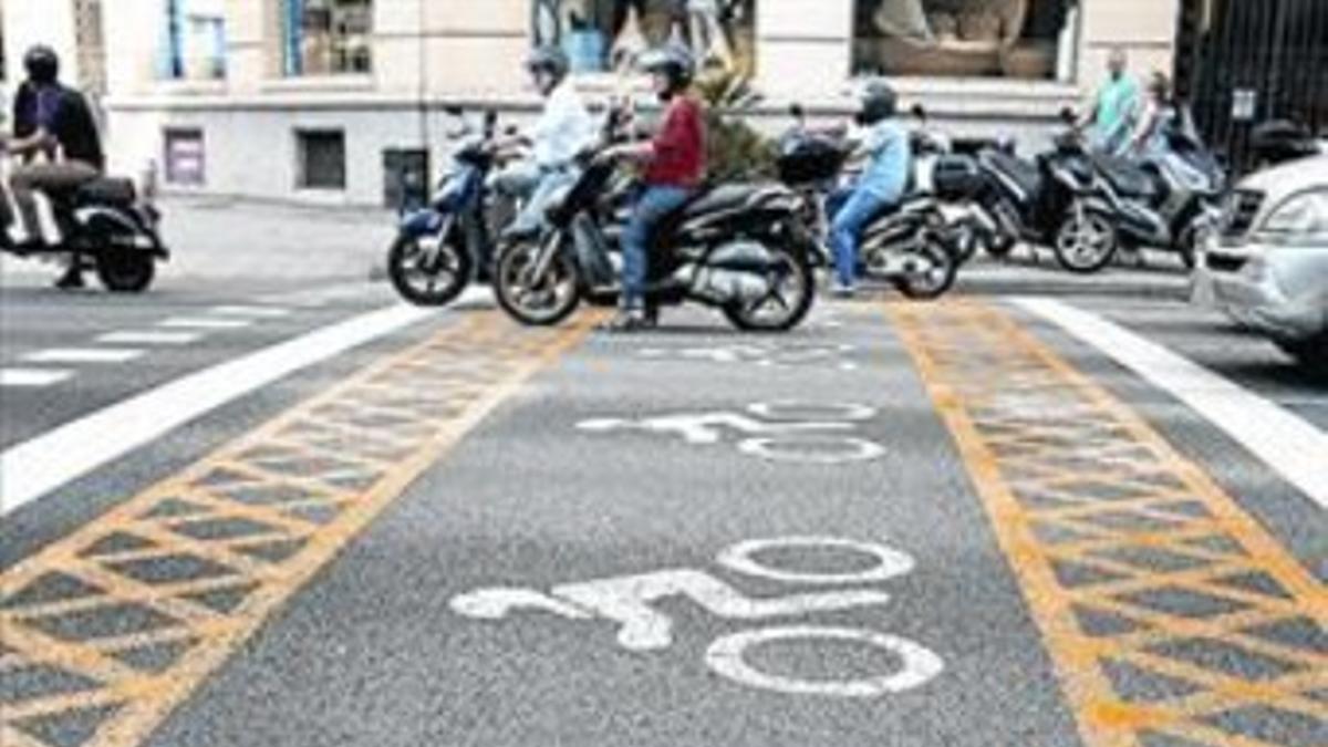 Zona avanzada para motos en el cruce de Aragó y Pau Claris.