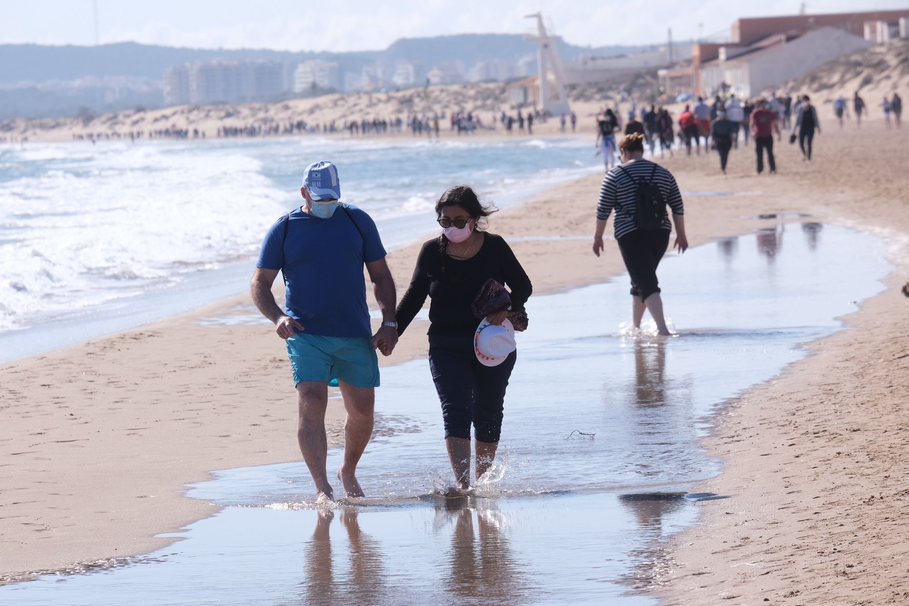 Domingo primaveral en Elche: Centenares de personas peregrinan a la playa de la Marina