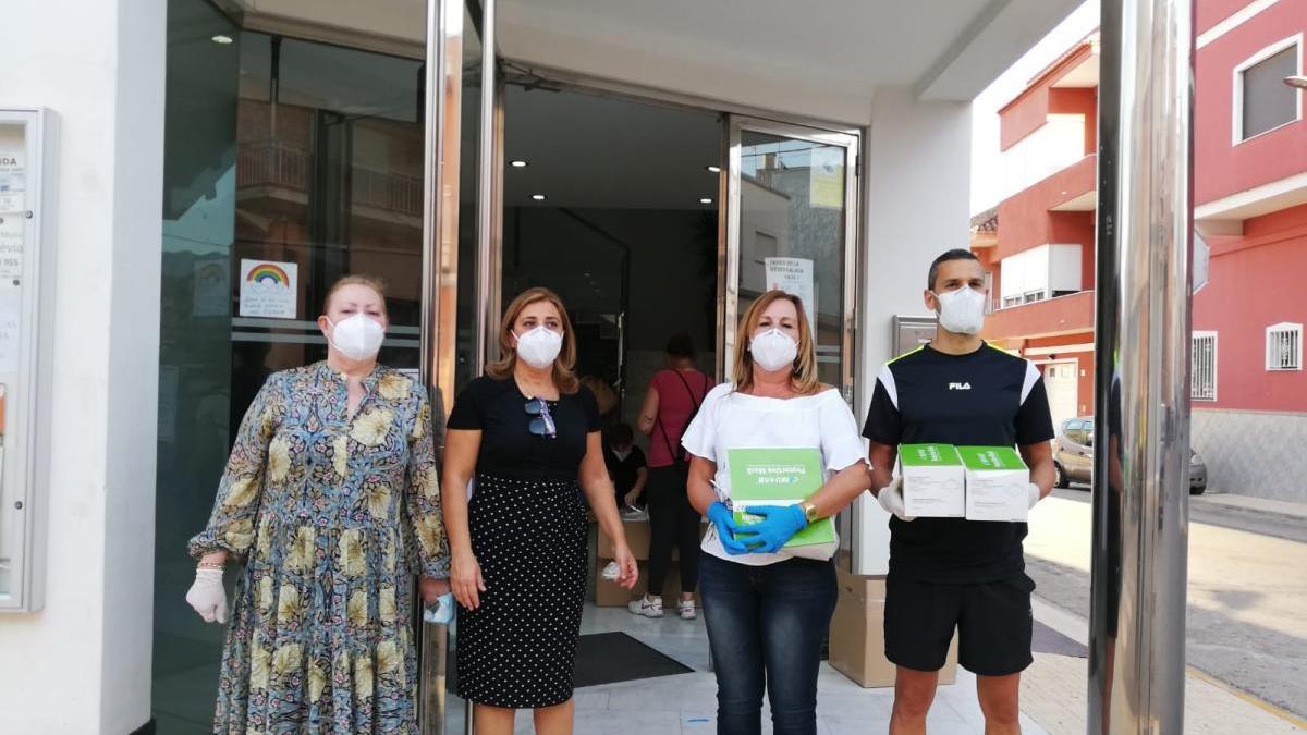 El Ayuntamiento de Palma de Gandia reparte 5.500 mascarillas casa por casa