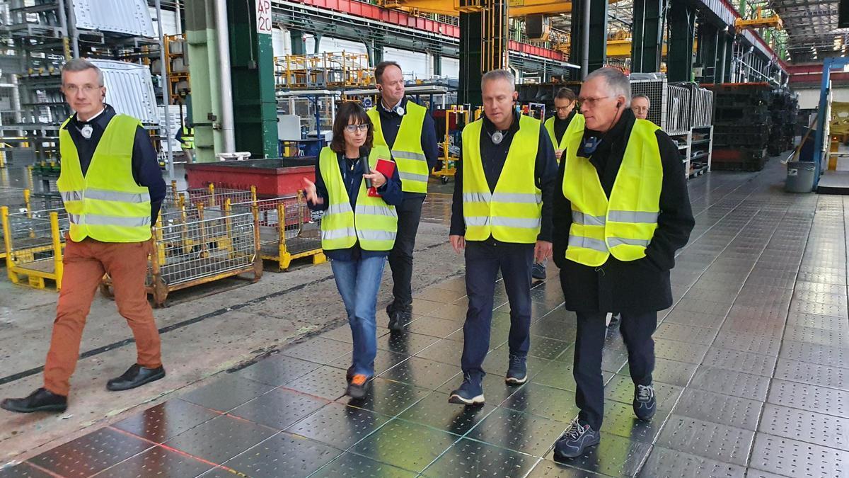 Un instante de la visita a Stellantis Vigo por parte de Carlos Tavares, a la derecha.