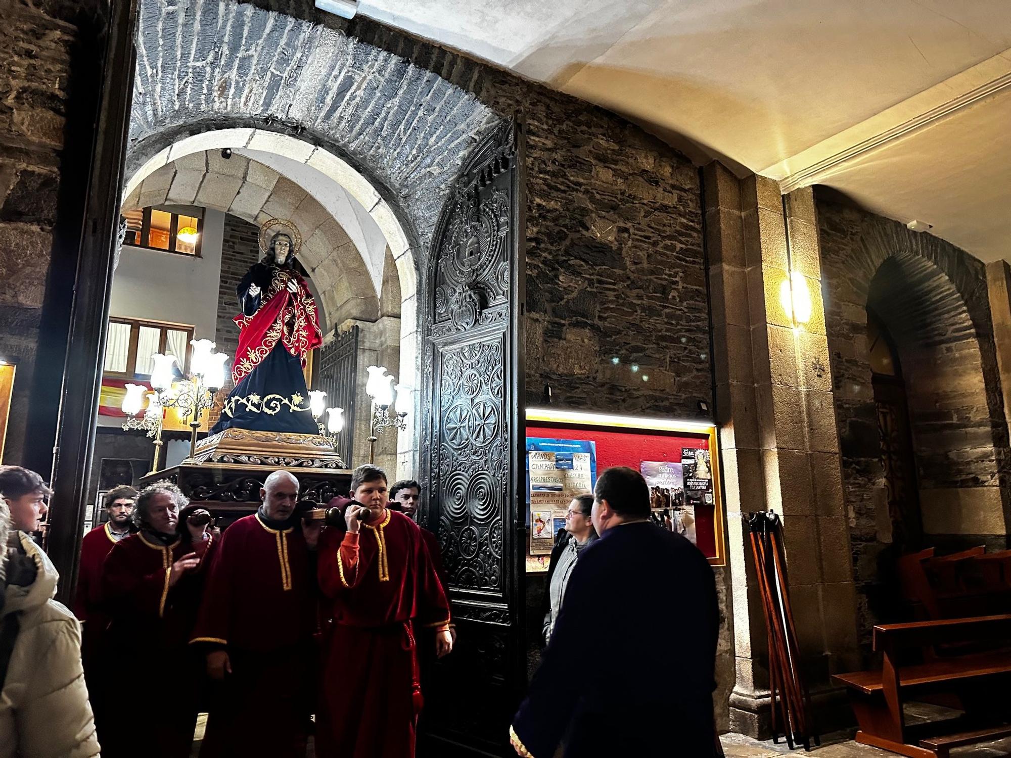 Las imágenes que dejó para el recuerdo la procesión del Santo Entierro de Luarca