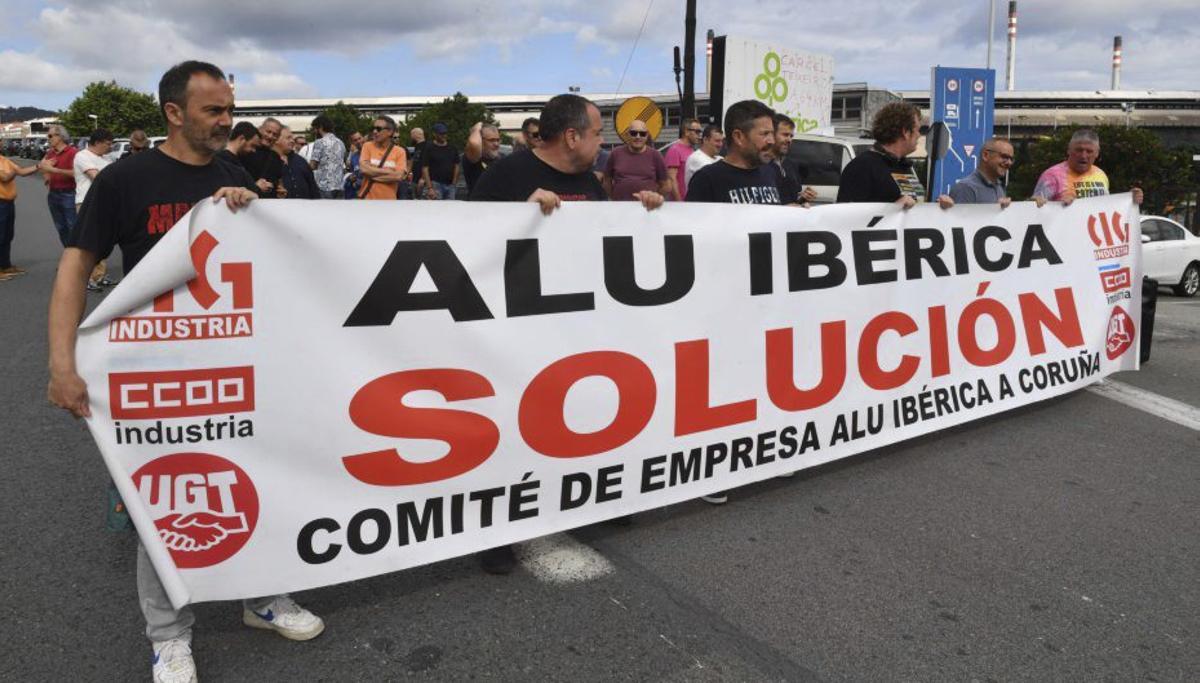 Protesta de los trabajadores de Alu Ibérica en 2023. |  Víctor Echave