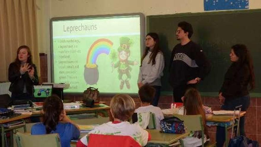 Los &quot;erasmus&quot; Shelly Marsh, Lira Kaigorodova, Fulvio Scognamiglio y María José Aravena, ayer, en una clase del colegio Obanca.