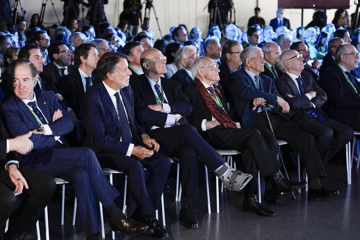 Aistentes al evento del Cercle dEconomia. En la imagen, entre otros, el presidente del Banc de Sabadell, Josep Oliu, y el presidente del Grupo Planeta, José Crehueras.