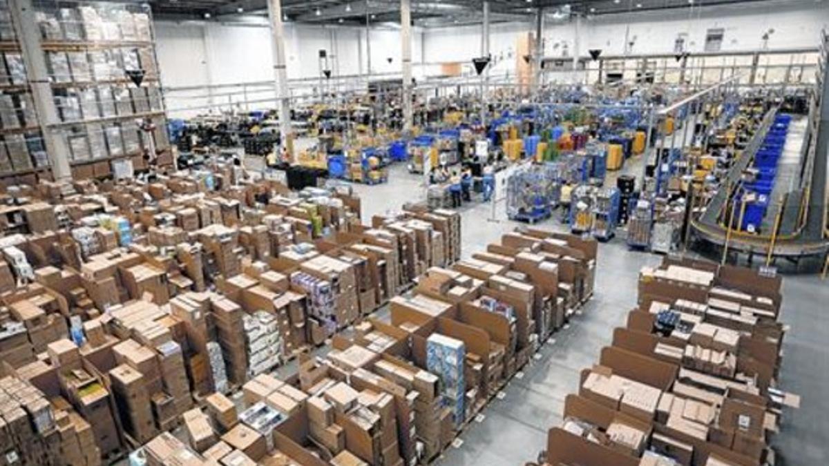 Una de las naves del centro logístico de Amazon en San Fernando de Henares,