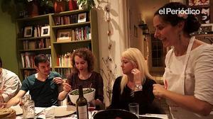 Guanyen terreny a Barcelona els sopars per a turistes en cases particulars.