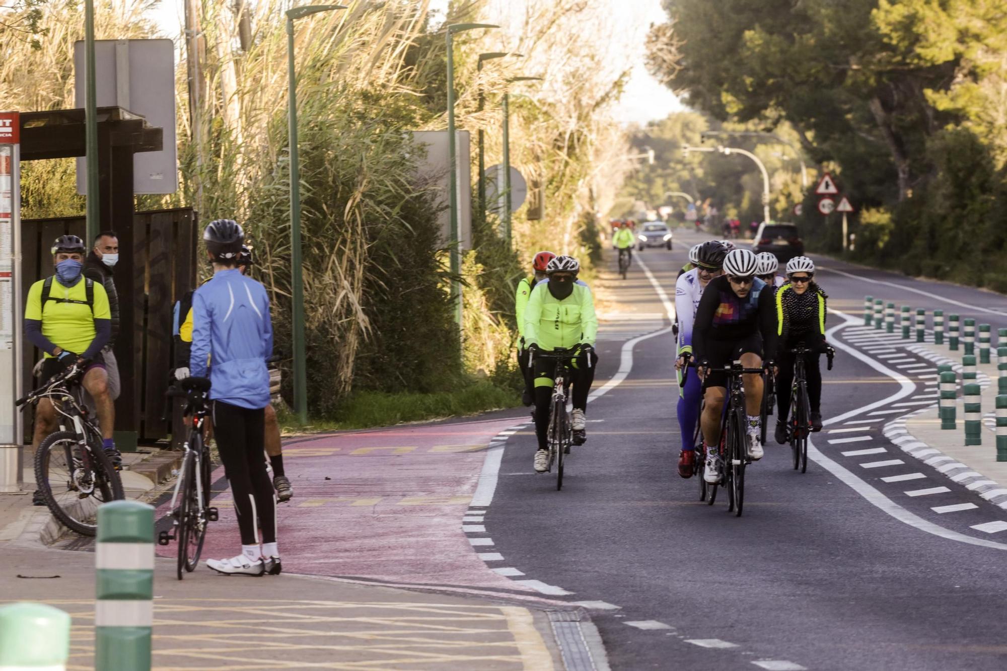 Los ciclistan abarrotan la carretera del Saler