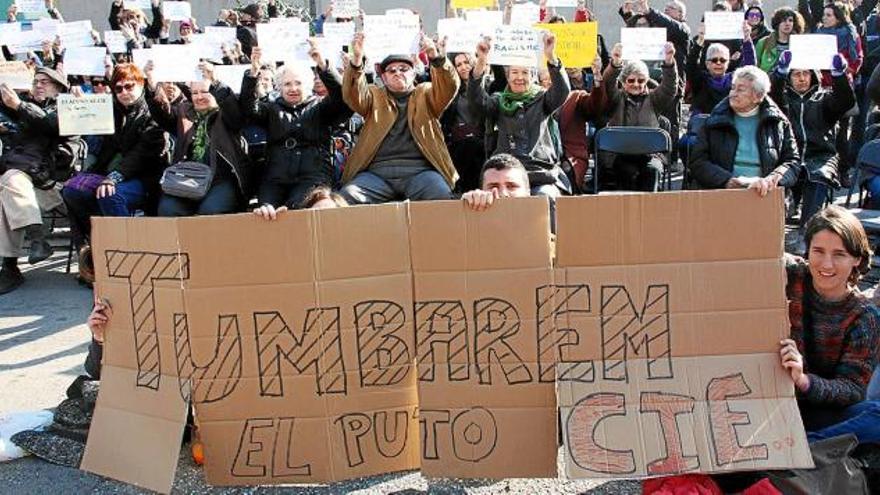 Manifestants concentrats davant del centre amb una pancarta que deia: &quot;tombarem el &#039;puto&#039; CIE&quot;