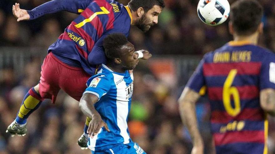 Arda Turan supera por alto a un jugador del Espanyol en su partido de debut con el Barcelona // Alejandro García