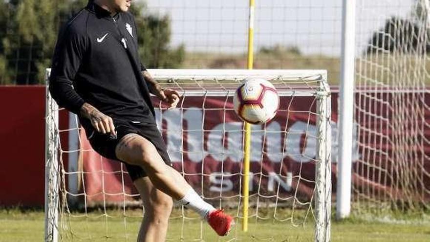 Isma Cerro golpea el balón durante el entrenamiento de ayer.